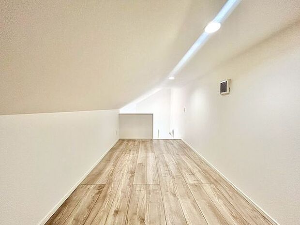 広々としたロフトで様々な用途に使えそうです。季節物を収納する場所にも最適です。