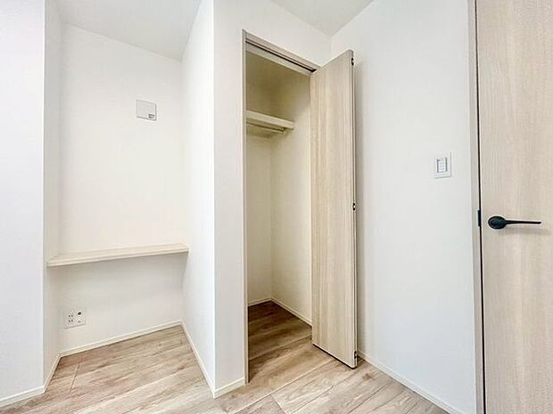 無駄を省き有効に活用した収納スペース。細々したモノを片付けられて便利です。