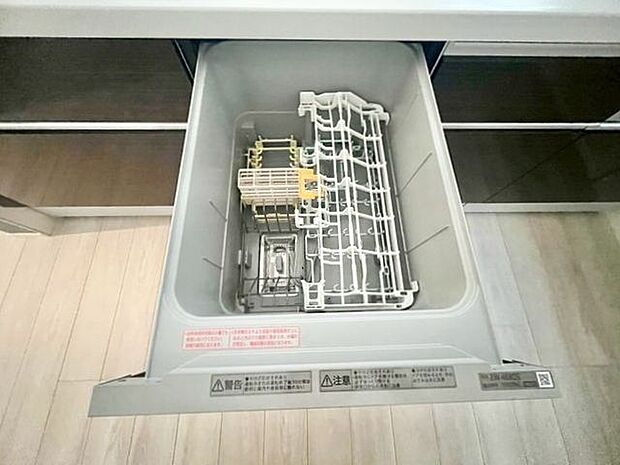 ビルトイン食洗機は作業台が広く使え、見た目もスッキリ。節水や節電も充実して家事の手助けをしてくれます