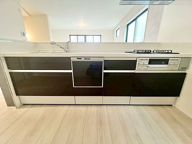 キッチンはリビングダイニングを見渡せる対面式キッチン。家事が捗るように動線を意識した間取りです。