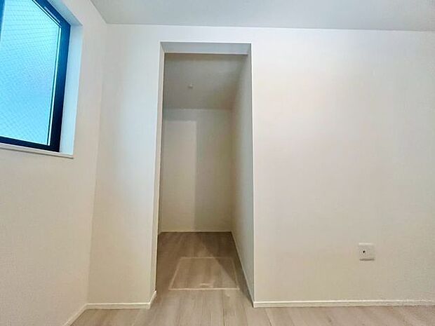 ひと目で収納物を確認できるウォークインクローゼットは、ゆとりの広さを備えた大型収納。