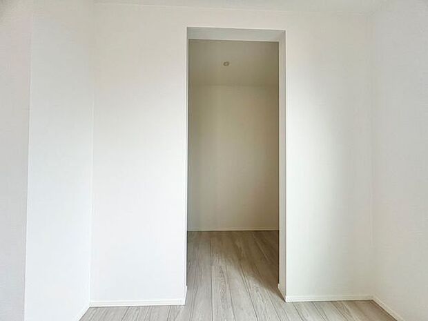 大容量収納可能なウォークインクローゼットはシーズンオフの服や普段使わない物をたくさん収納できます。