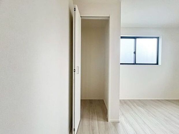 各居室にクローゼットをご用意。タンスなどを置かなくてもいいので、お部屋を広く使うことができます。