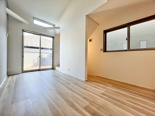 リラックスムードが漂う自然の光が空間を満たす家。家族の日常を豊かにする快適なお住まい。