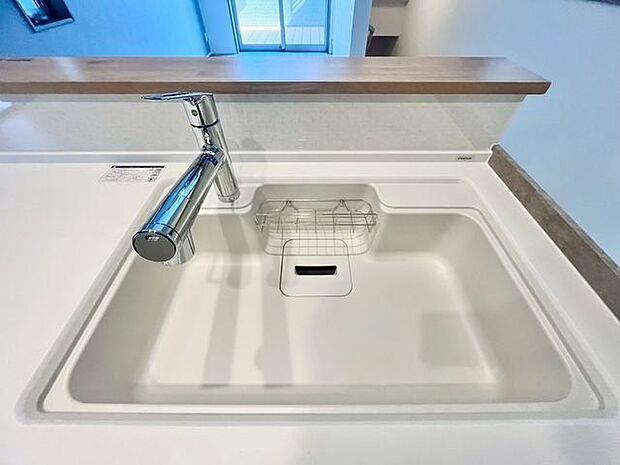 キレイなお水がいつでも、安心して飲める浄水器内蔵型水栓付き。