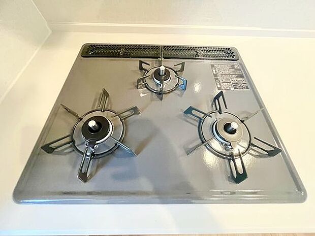 3口コンロで、お料理の効率もアップ。受け皿のないフラット天板で、お手入れもラクラク。