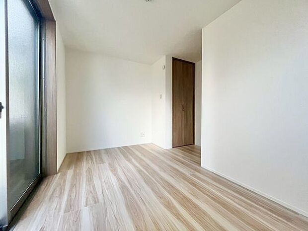 大きな窓からたっぷりと陽光が注がれる明るい空間。時を忘れて過ごせるお部屋。