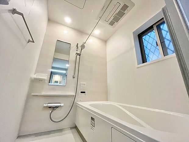 清潔感と高級感のあるカラーで統一した浴室。ゆったりお使い頂けるバスタブが心地よさをもたらします。