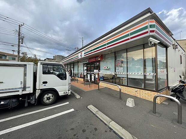 セブンイレブン横浜新吉田東1丁目店 700m
