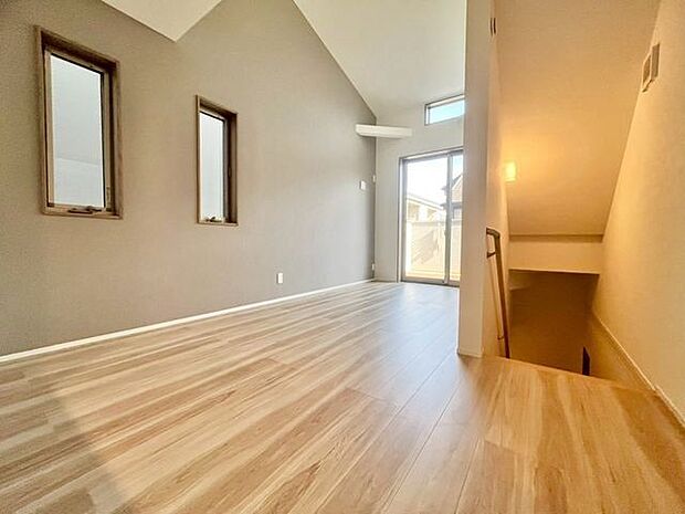 開放感と明るさをもたらす魅力のリビング。自然とくつろぎの場所に。