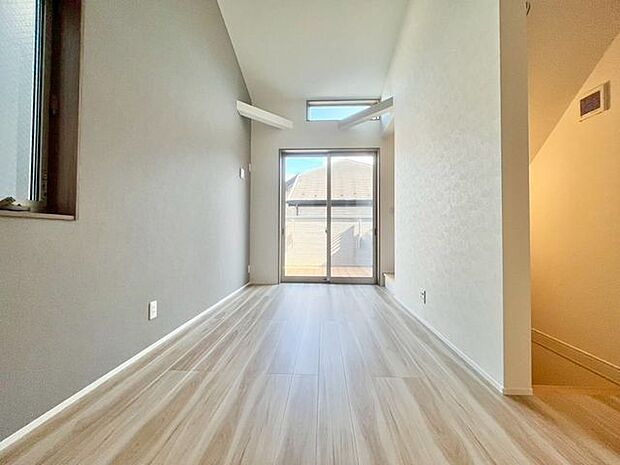 光と風があふれる開放的なLDK。明るく穏やかな空間でご家族とゆとりの時間を。