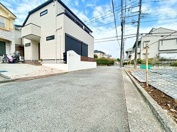 車での移動が多い場合は幹線道路へのアクセスのしやすさは重要。スムーズに駐車できるかもご確認ください。