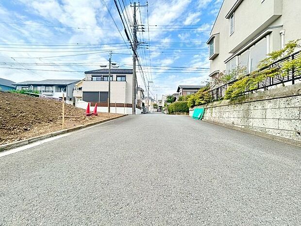 車での移動が多い場合は幹線道路へのアクセスのしやすさは重要。スムーズに駐車できるかもご確認ください。