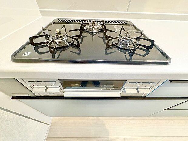 忙しいときでも一度にたくさんの料理が作れる3口コンロ。使い勝手の良さを考えました。