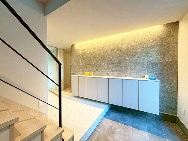 玄関は開けると広々としたスペースがあります。収納スペースも十分です。