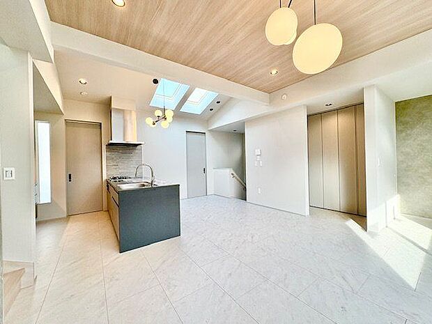 洗練された内装の住空間。伸びやかな空間のなかで、ゆったりとしたひとときを過ごせます。