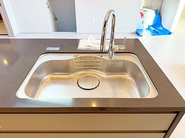 大きな調理器具や食器類もゆったり洗えるシンクです。