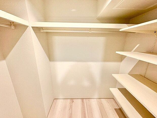 大容量収納可能なウォークインクローゼットはシーズンオフの服や普段使わない物をたくさん収納できます。