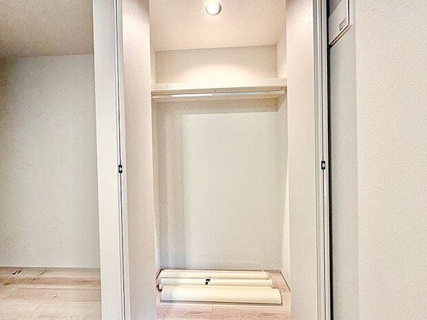 充分な収納スペースを確保。居室内に余計な家具を置く必要がないので、シンプルですっきりとした暮らし。