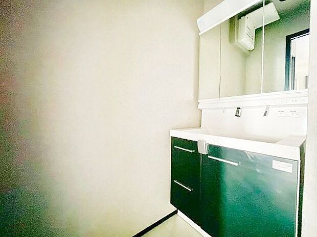 清潔感のある色合いのプライベート空間は、身だしなみチェックや肌のお手入れに最適です。