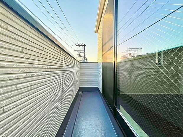 バルコニーは、日当り良好です。開放感と爽やかな風を感じていただけると思います。