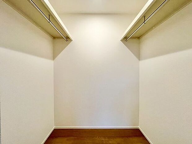 ひと目で収納物を確認できるウォークインクローゼットは、ゆとりの広さを備えた大型収納。