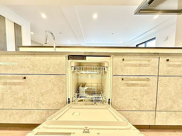 毎日の家事をサポートする食器洗乾燥機付。