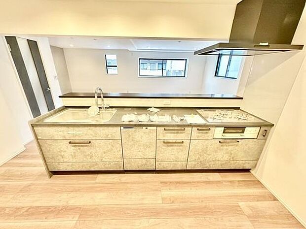 キッチンはリビングダイニングを見渡せる対面式キッチン。家事が捗るように動線を意識した間取りです。