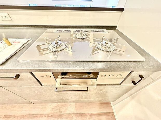 忙しいときでも一度にたくさんの料理が作れる3口コンロ。使い勝手の良さを考えました。