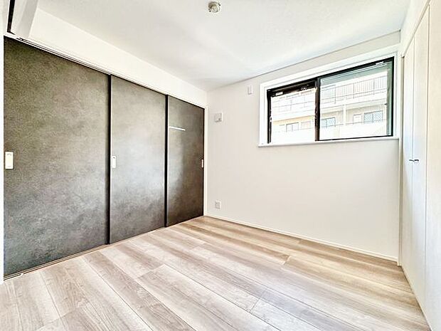 木のぬくもりを感じられる、のびのびとした明るい洋室です。いつまでも快適に暮らせる空間が広がります。