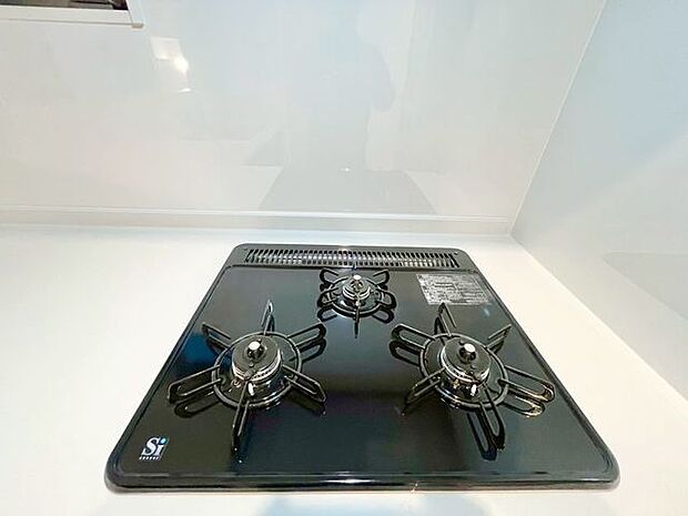 三口コンロで、お料理の効率もアップ。使い勝手の良さを考えました。フラット天板で、お手入れもラクラク。