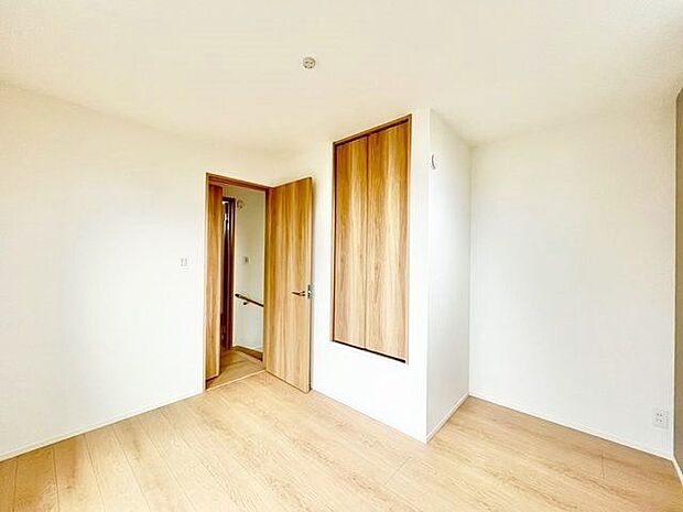 住まう方自身でカスタマイズして頂けるように「シンプル」にデザインされた室内。