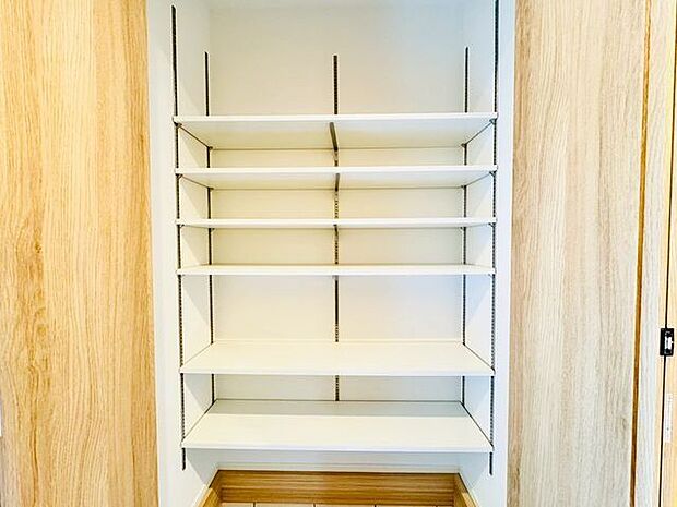 サンダルからブーツまで収納力豊かなSICで玄関周りがすっきり片付きます。