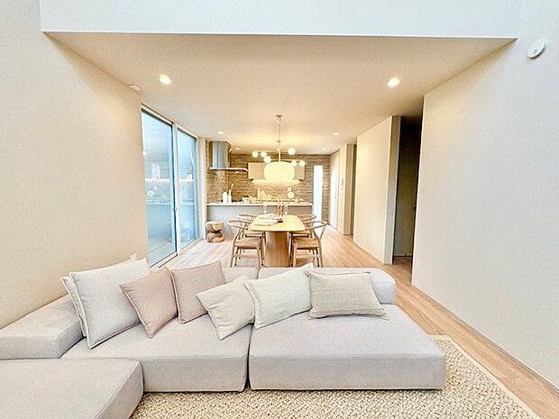 豊かな居住性と、クオリティが見事に調和した住空間は、住まうことの喜びを感じさせてくれます。