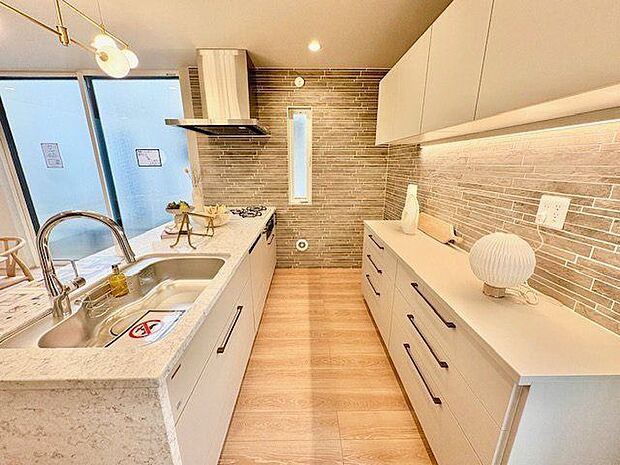 ゆったりと調理ができる位のスペースを実現したキッチン。すっきりと美しいキッチンで効率よくお料理。