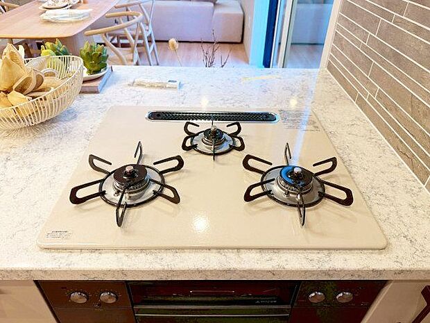 3口コンロで、お料理の効率もアップ。受け皿のないフラット天板で、お手入れもラクラク。