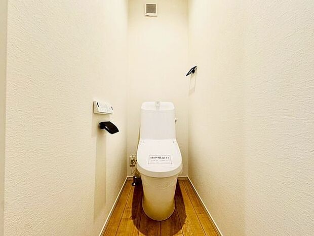 シャープで足元スリムなフォルムは、汚れも拭きやすく、お手入れカンタンです。