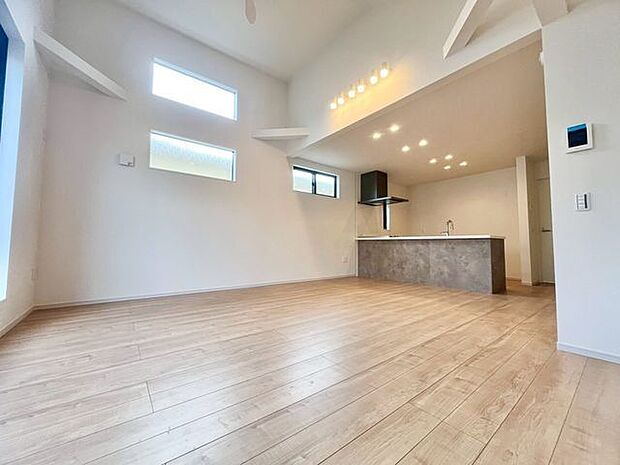 吹き抜けは日差しを取り込むだけでなく、空間に開放感を与え、一体感をもたらします。