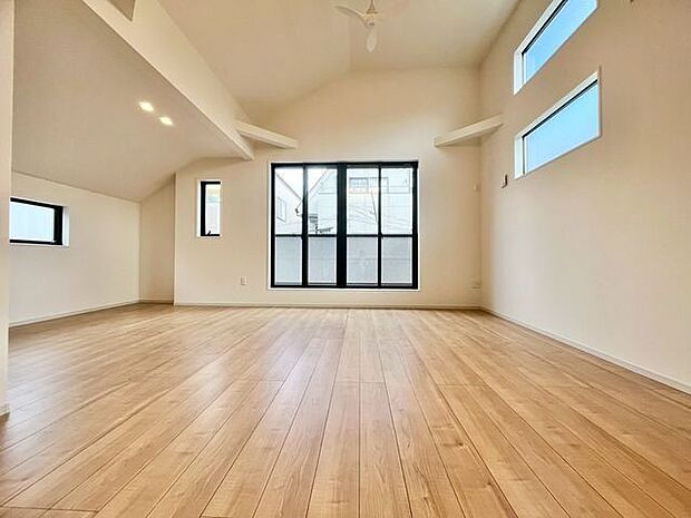 リビングは吹き抜けで明るく風通しの良い開放感のある空間。