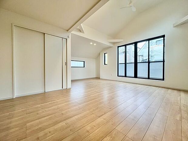 自然光が降り注ぐ開放感溢れるリビングルーム。落ち着いた雰囲気の中、くつろぎのひとときを過ごせます。