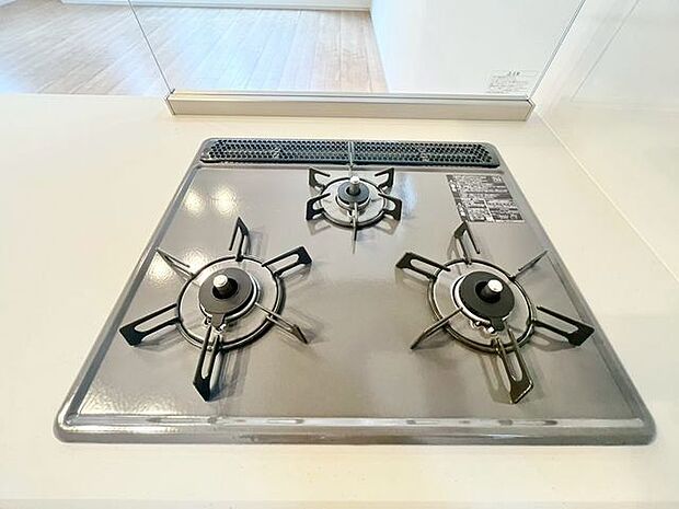 3口コンロで、お料理の効率もアップ。受け皿のないフラット天板で、お手入れもラクラク。