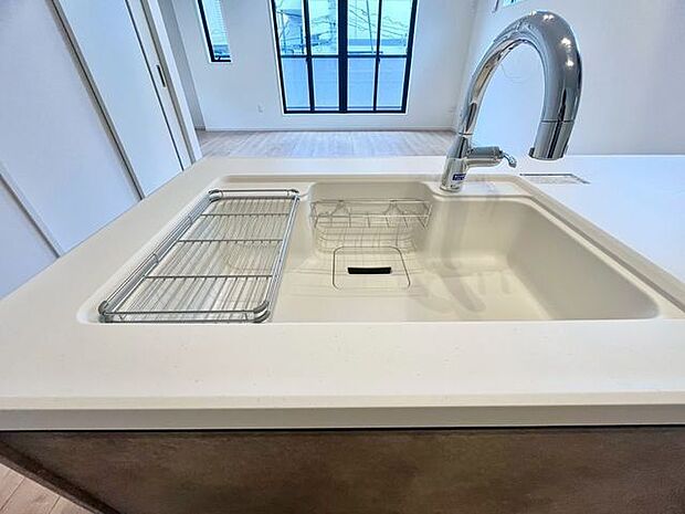 キレイなお水がいつでも、安心して飲める浄水器内蔵型水栓付き。