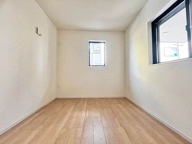 居心地のいい暮らしには欠かせない採光。たっぷりと陽光が注がれる明るい空間。