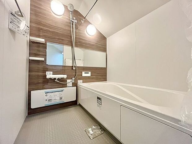 広々としたバスタブでくつろぎ、疲れた体を癒す贅沢な時間をお過ごしいただけます。