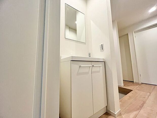 玄関横にも洗面台を設置。