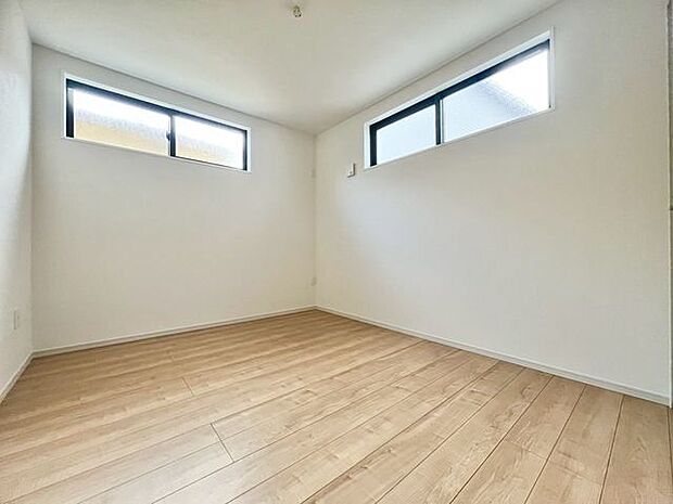 全居室フローリングのナチュラルな木目とモダンなデザインが調和し、居心地の良い空間を演出します。