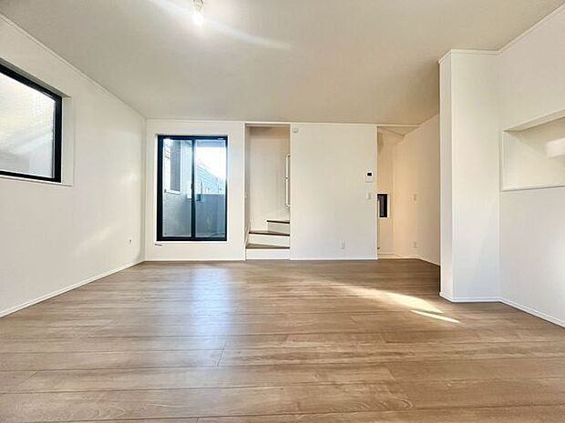 開放感と明るさをもたらす魅力のリビング。自然とくつろぎの場所に。