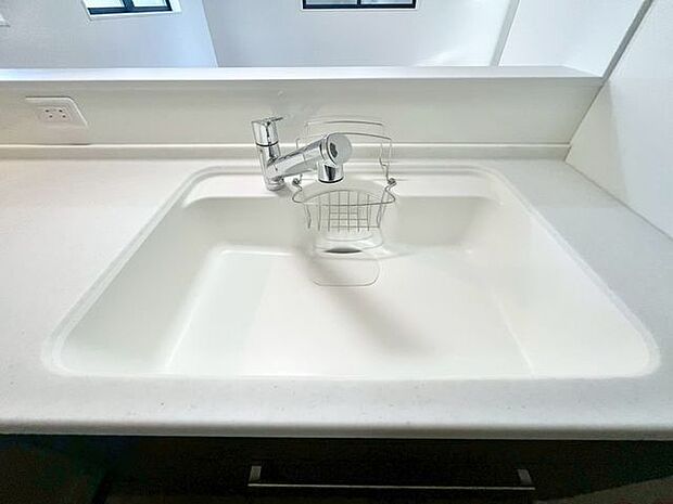 キレイなお水がいつでも、安心して飲める浄水器内蔵型水栓付き。