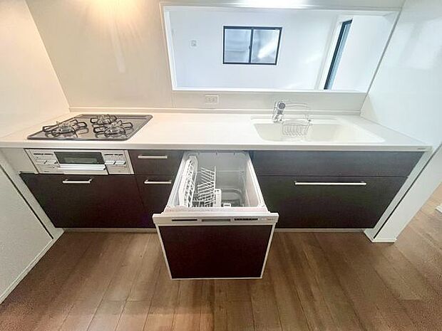 リビングダイニングを見渡せる対面キッチン。コミュニケーションがとりやすいオープンな空間です。