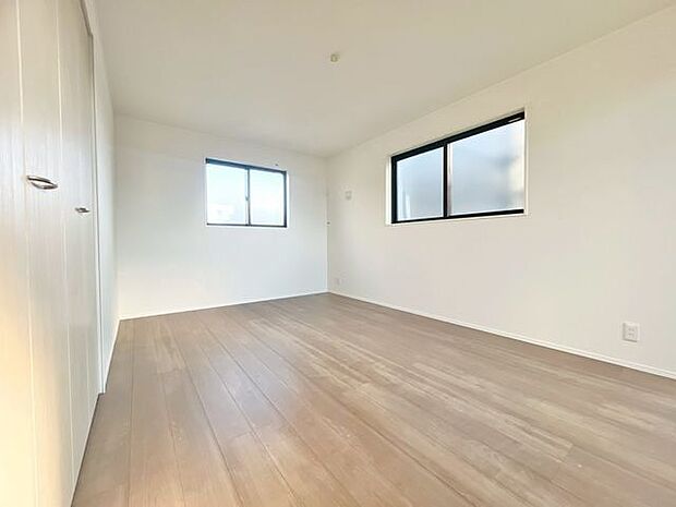 木のぬくもりを感じられる、のびのびとした明るい洋室です。いつまでも快適に暮らせる空間が広がります。